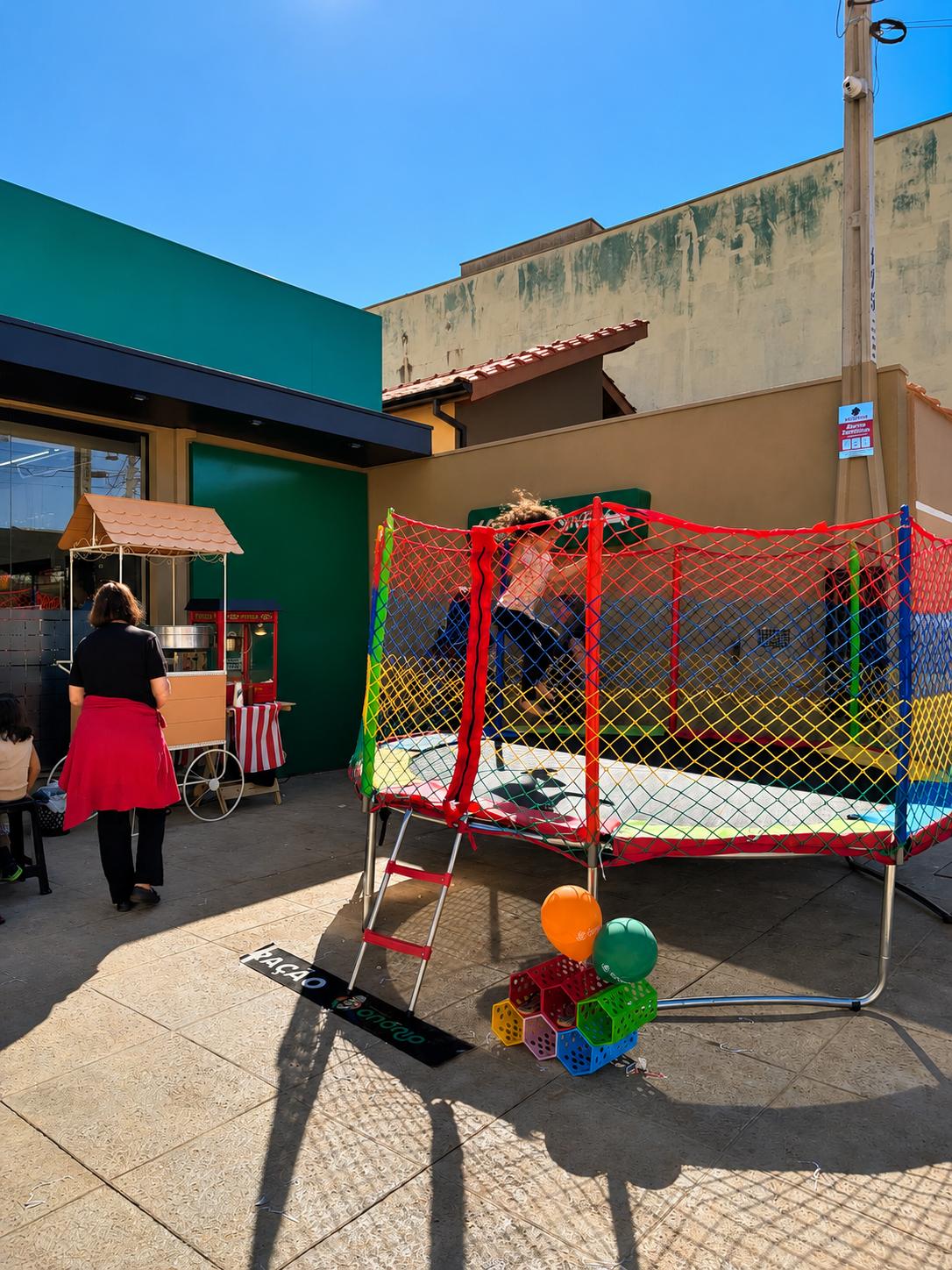 Cama elástica BrinquiX montada em evento infantil em Ribeirão Preto